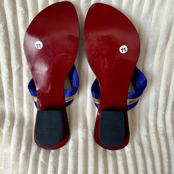 NEW Gold Blue Sandals Cushioned Flip Flops Statement Thumb Strap Size 9 Flats - Picture 7 of 12